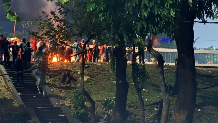 Situasi Pejompongan Memanas, Massa Berkumpul dan Satu Motor Terbakar